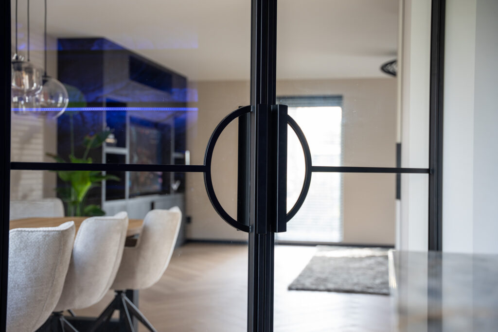 Stalen taatsdeur in Duiven gemaakt en gemonteerd door J&J Metaal uit Dreumel