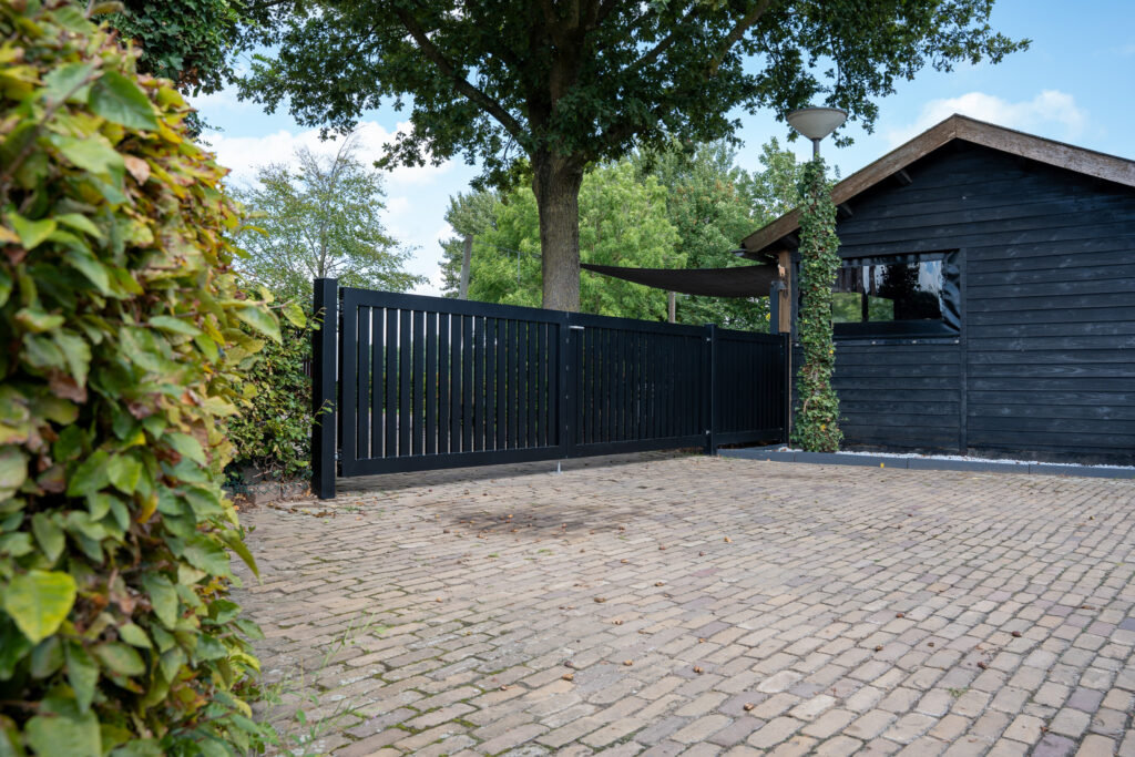 Aluminium poort gemaakt en geplaatst in Bergharen door J&J Metaal uit Dreumel