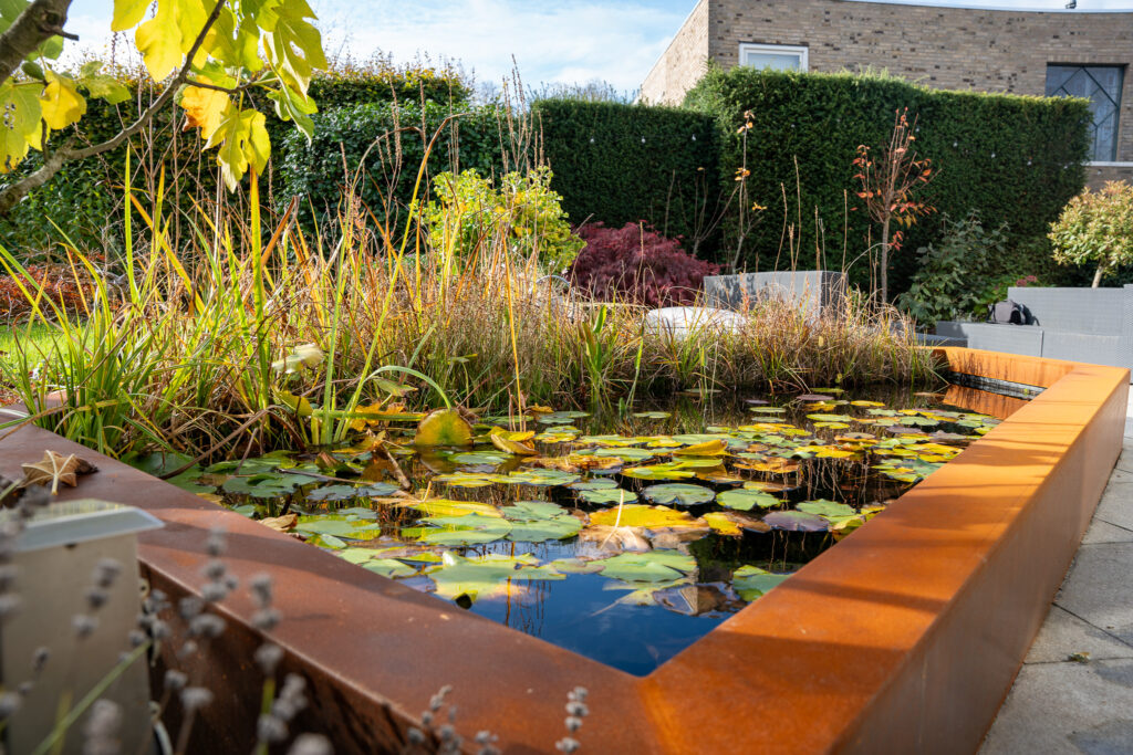 Cortenstalen vijverrand geplaatst in Nijmegen door J&J Metaal uit Dreumel