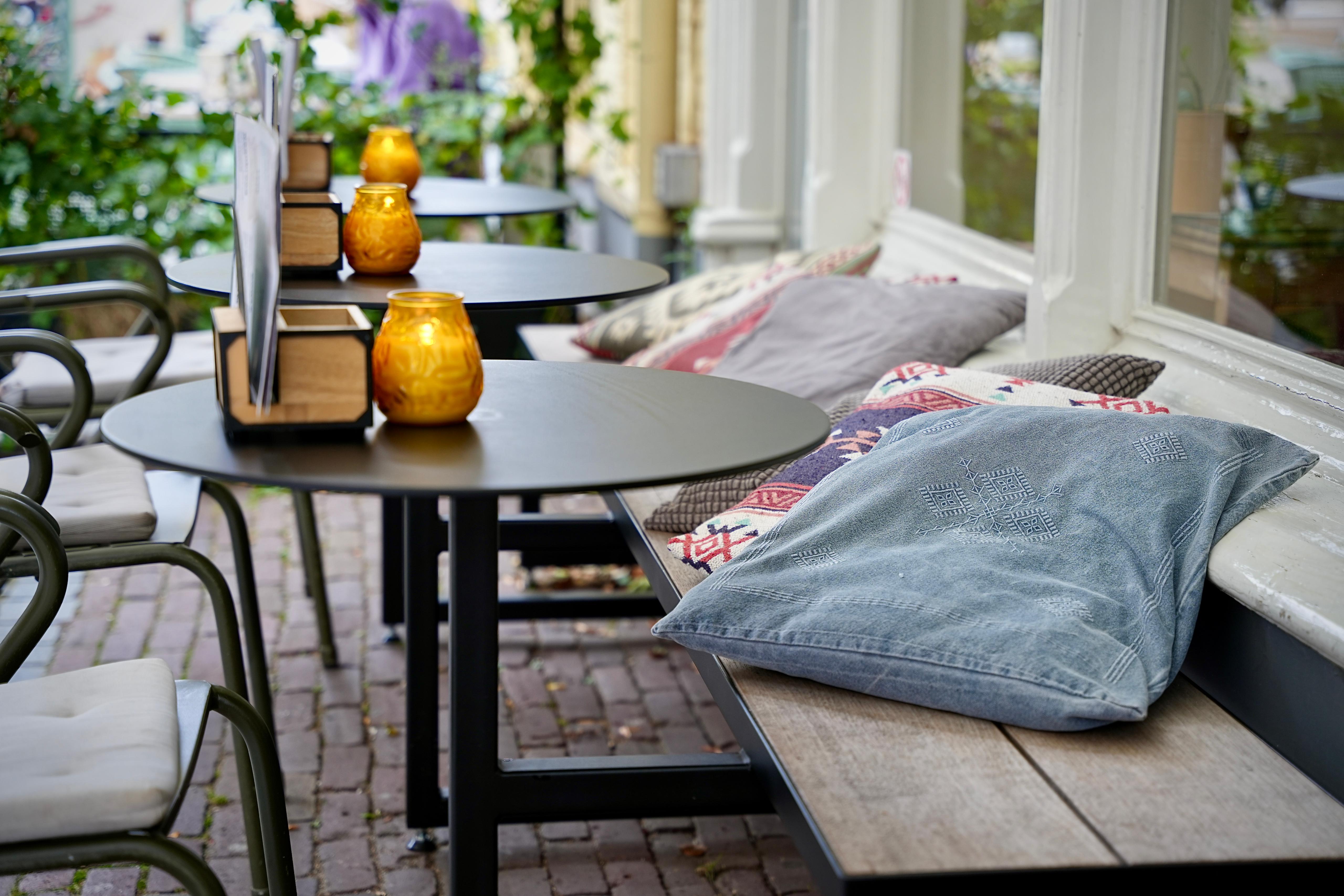 Banken met vaste tafels gemaakt voor Lunchbar de Viking in Nijmegen door J&J Metaal uit Dreumel