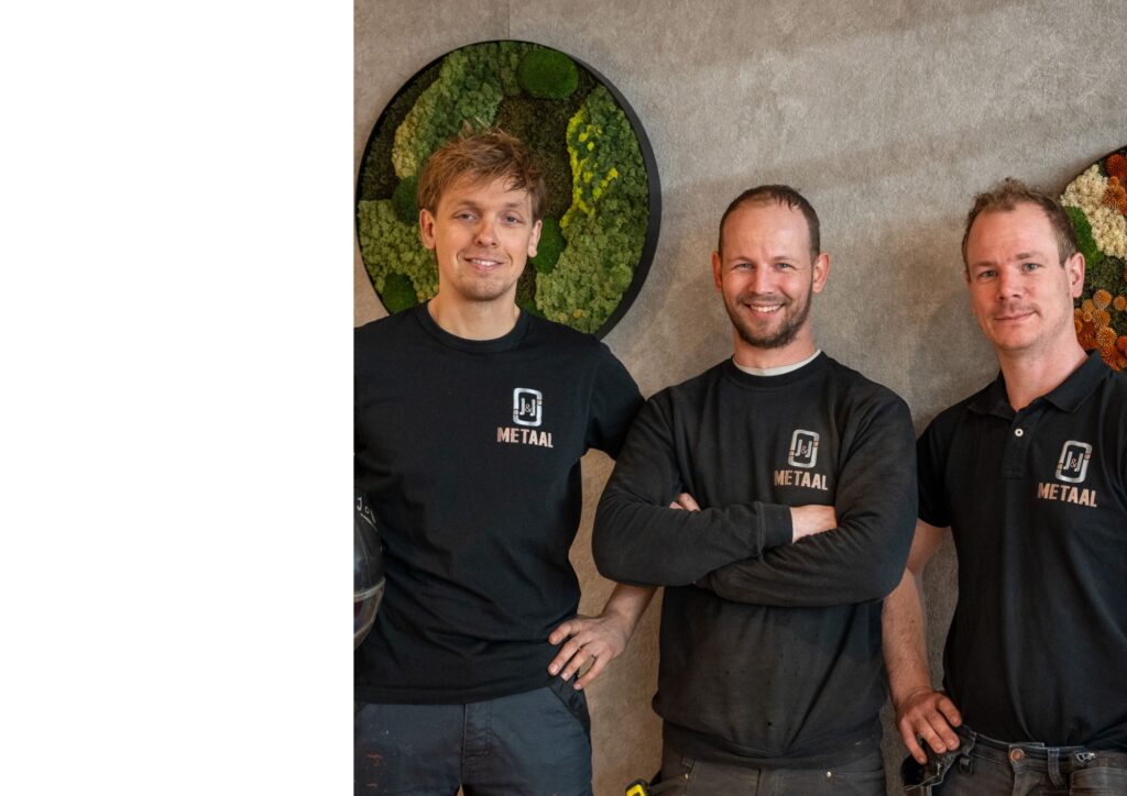 J&J Metaal team – Jimmy van de Rijt, Job Jacobs en Roy van de Rijt samen in de werkplaats tussen stalen maatwerkprojecten