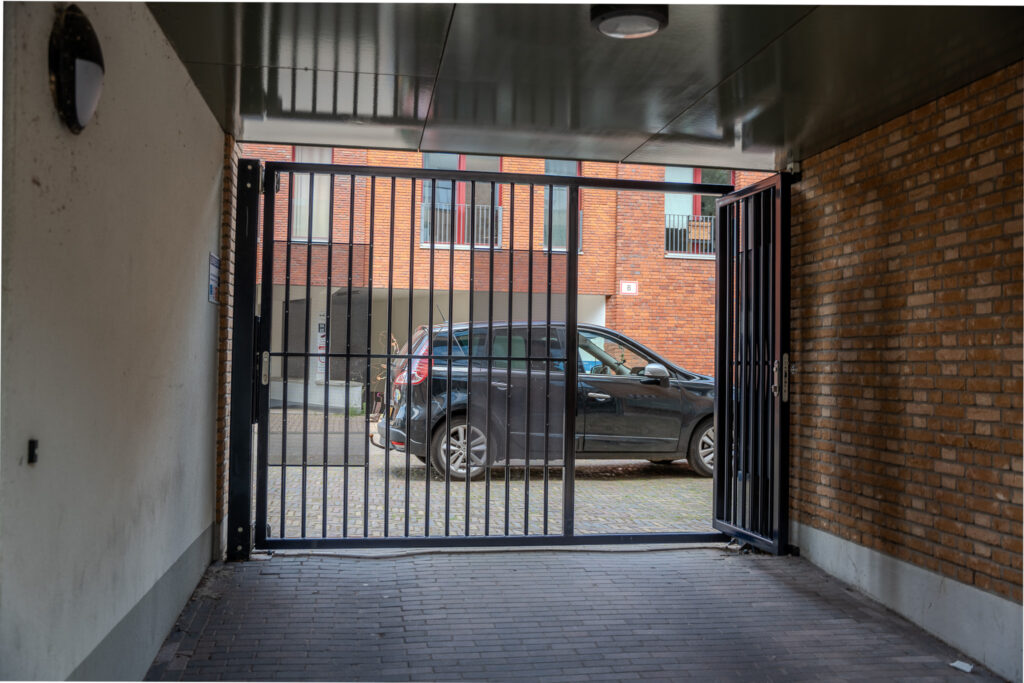 Moderne stalen poort met donkerblauwe afwerking